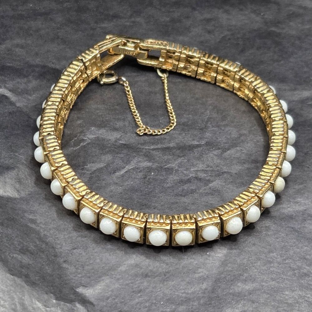 Vintage CINER Tennis Bracelet Gold Tone Milk Glass Cabochons 7 in.